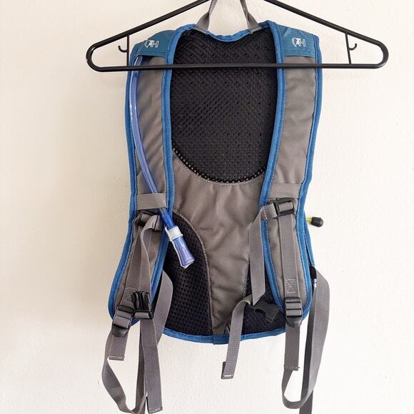 Coleman Revel Hydration Pack 8L Blue Yellow Gray BRAND NEW Water Bladder Sealed - Picture 2 of 13